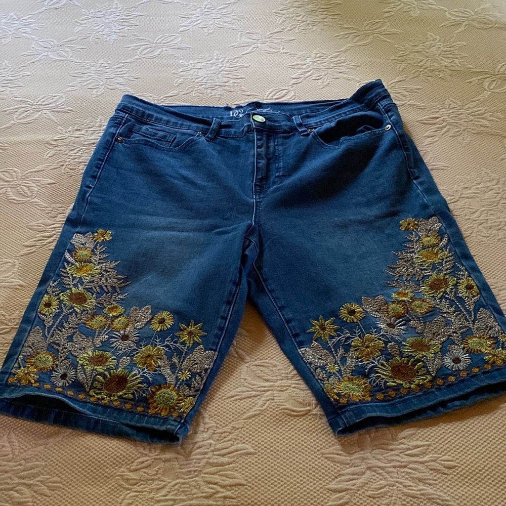 Diane Gilman denim short with flower detail, size 16 petite